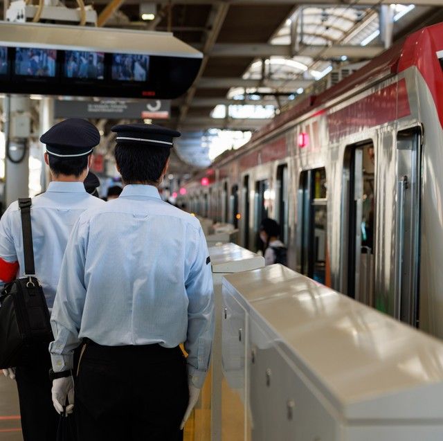 通勤中に見た、電車のドア“こじ開け男”→約5分遅延で、罰金20万円の判例も　弁護士が警鐘「刑事罰や損害賠償の可能性」